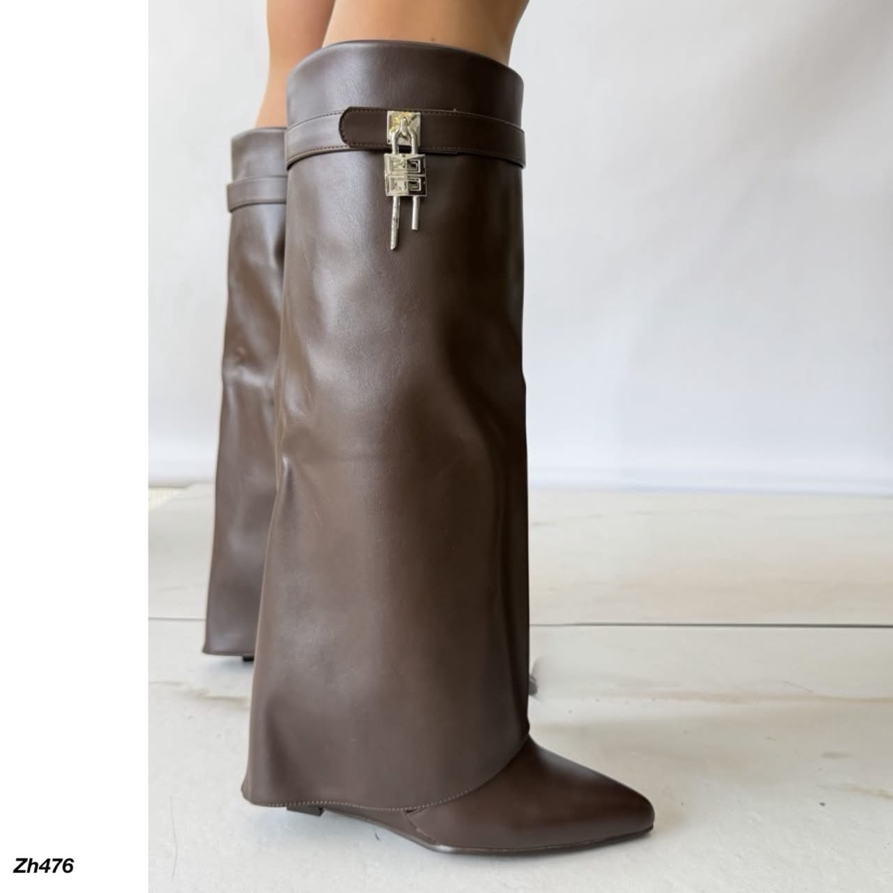 Bota caña alta café doblez detalle plateado tacon corrido 10cm HX2697-C1179